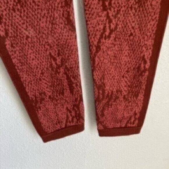 New Fabletics Boho High Rise Athletic Ribbed Seamless Snakeskin 7/8 Leggings - Picture 12 of 14